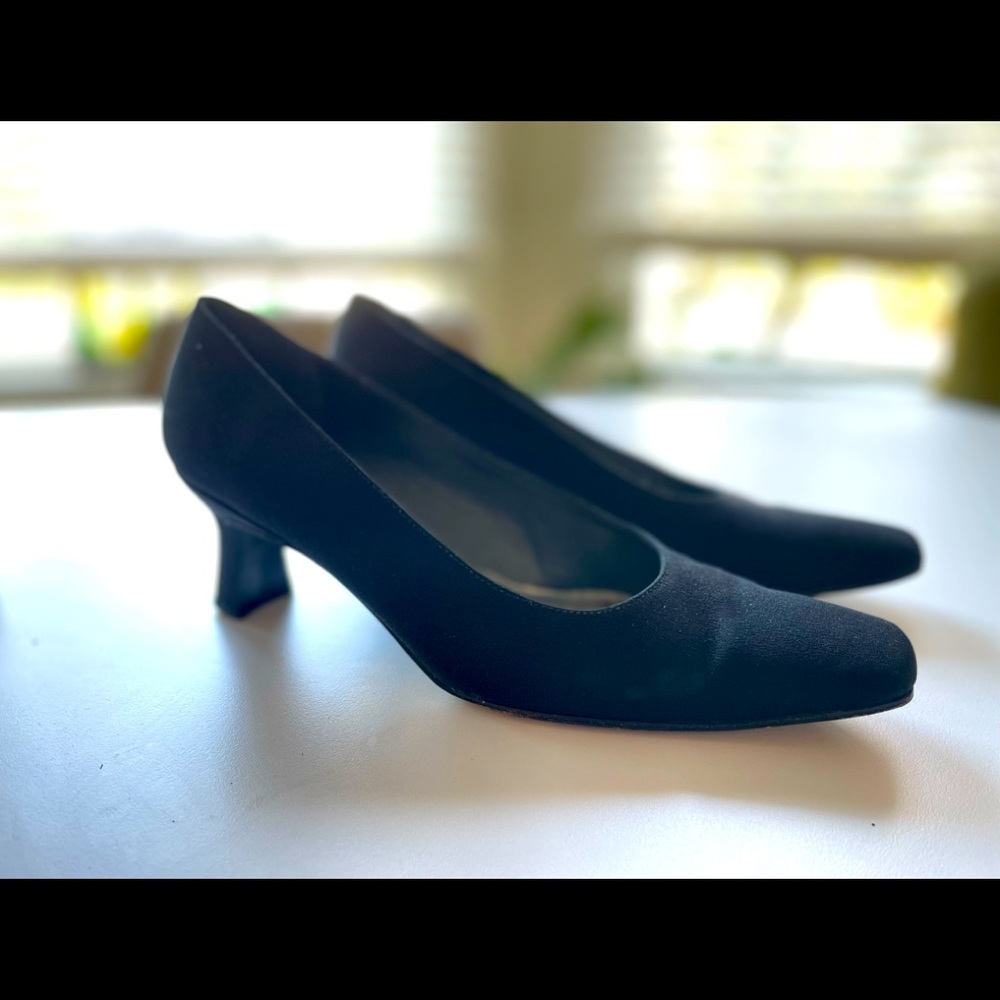 Immaculate black Stuart Weitzman 1.5” pumps